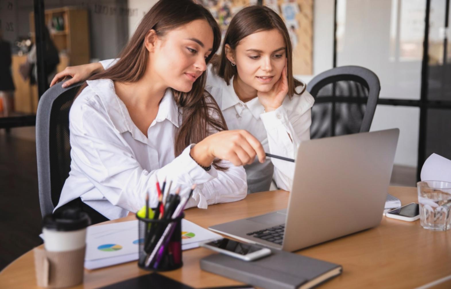 Analyse financière sur écran avec graphiques et tableaux Excel